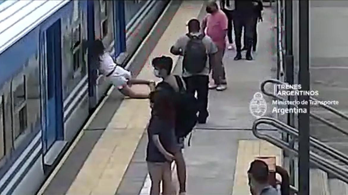 se desplomó y cayó debajo del tren en González Catán.