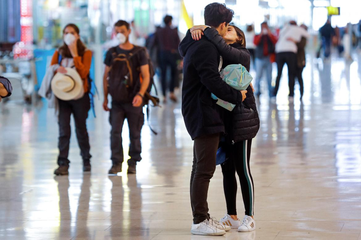 Pareja en el aeropuerto, foto Reuters