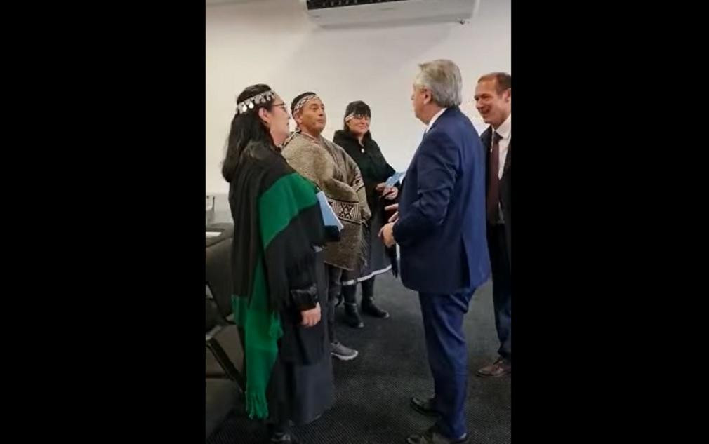 Alberto Fernández con mapuches