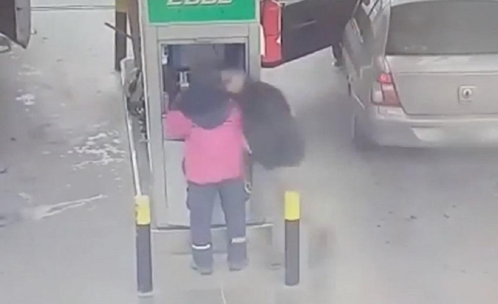 Cliente noqueó a un playero de un cabezazo, foto NA captura video