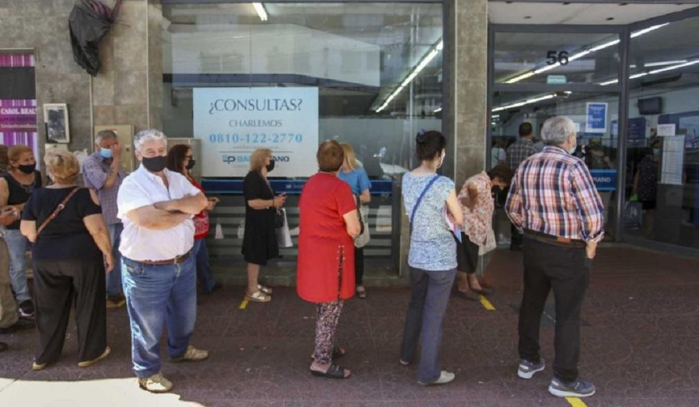 Jubilados, pensionados, cola en banco, sistema previsional, NA