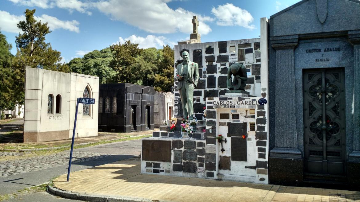 Tumba Carlos Gardel, foto turismociudadebuenosaires