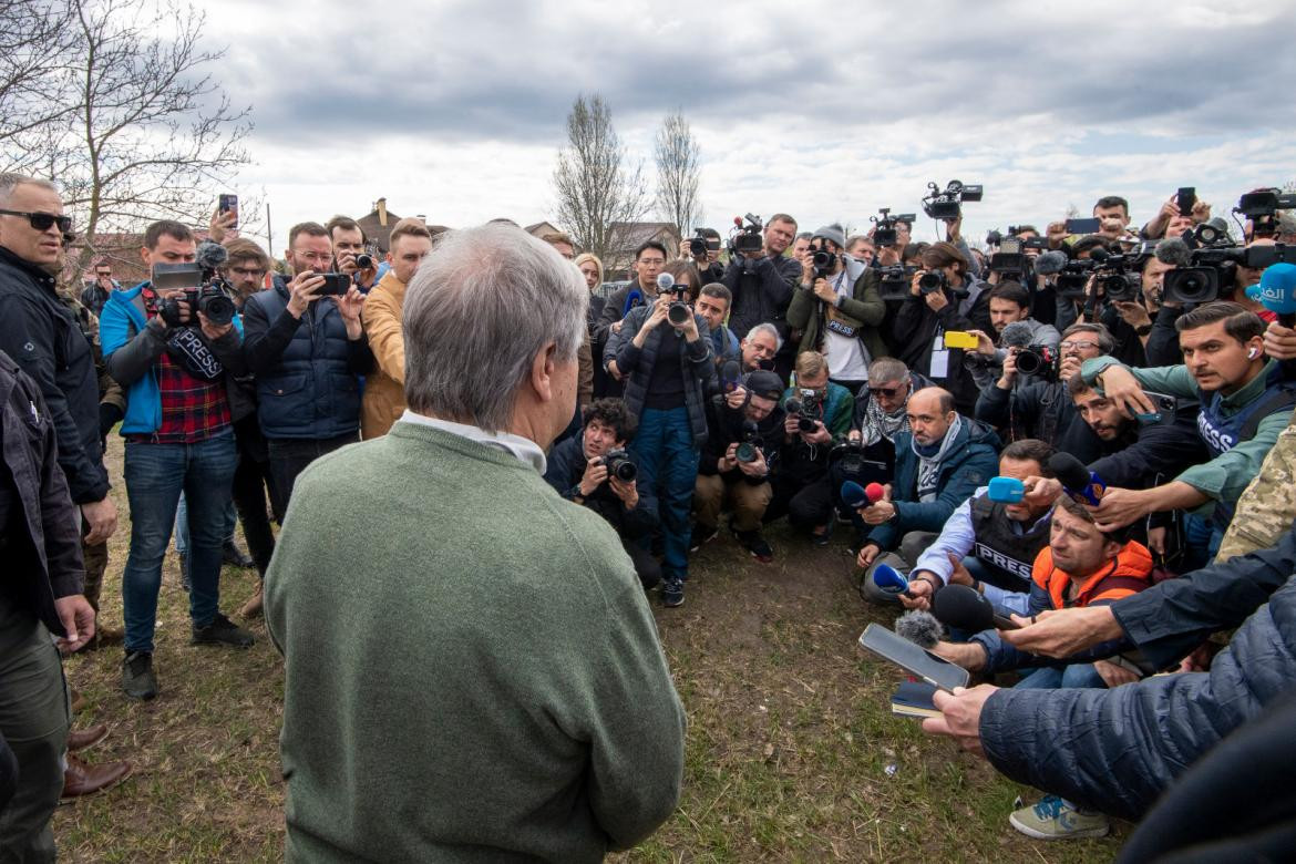 Antonio Guterres, Secretario General de Naciones Unidas en rueda de prensa con periodistas en Ucrania. Foto @UN_Spokesperson 