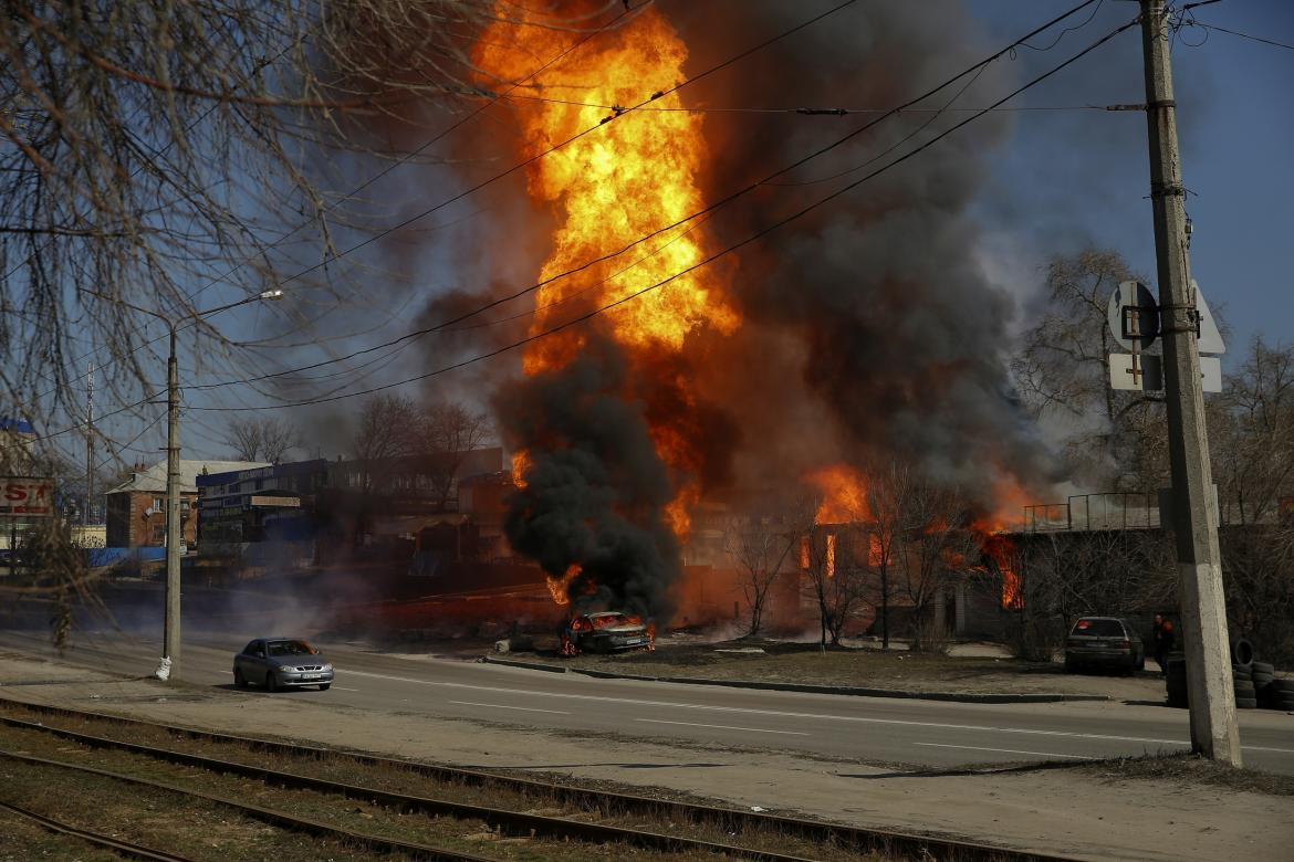 Conflicto Rusia-Ucrania, bombardeo a civiles, explosión en las calles, Reuters