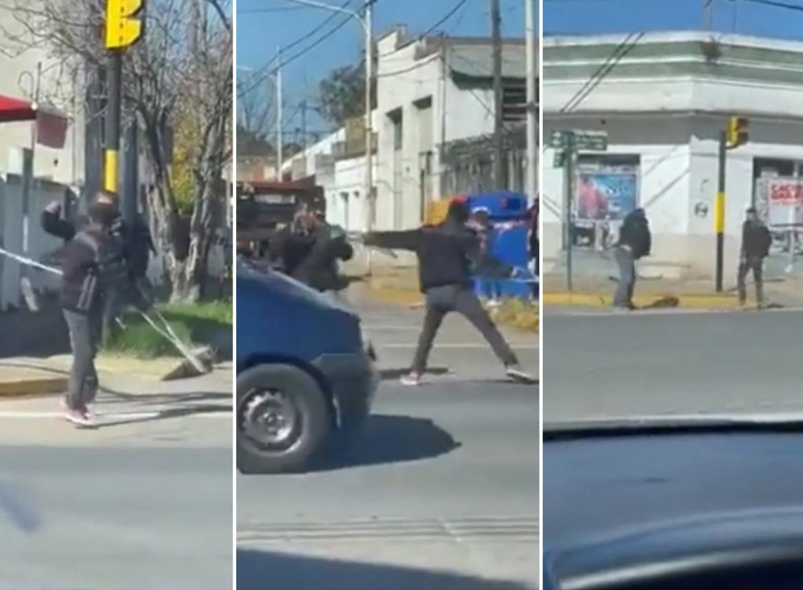 Pedía plata con muletas en un semáforo, pero se peleó con un hombre y salió corriendo, NA