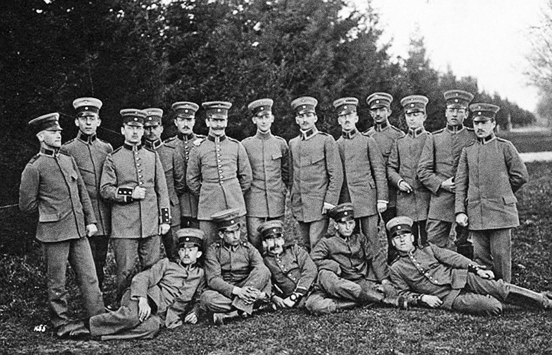 Hess, en el extremo derecho, con su unidad durante la Gran Guerra. Foto: DailyMail.