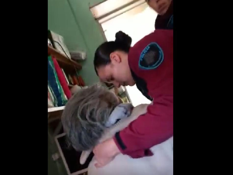 Rescate de abuela en Nueva Pompeya. Foto: captura de video NA.