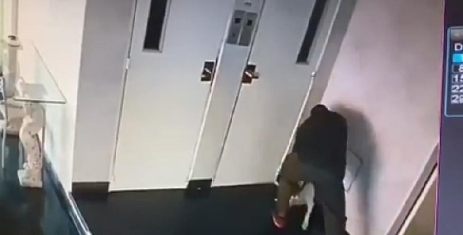 Video de adolescente maltratando a su perra. Foto: captura video.