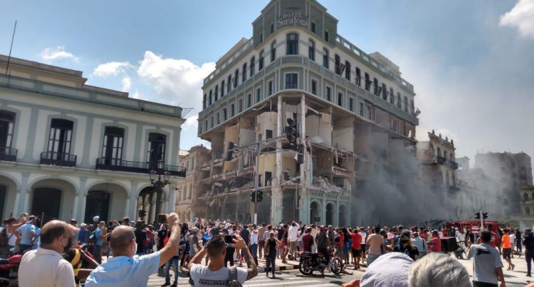 Explosión en el hotel Saratoga de La Habana. Foto: @agusantonetti.