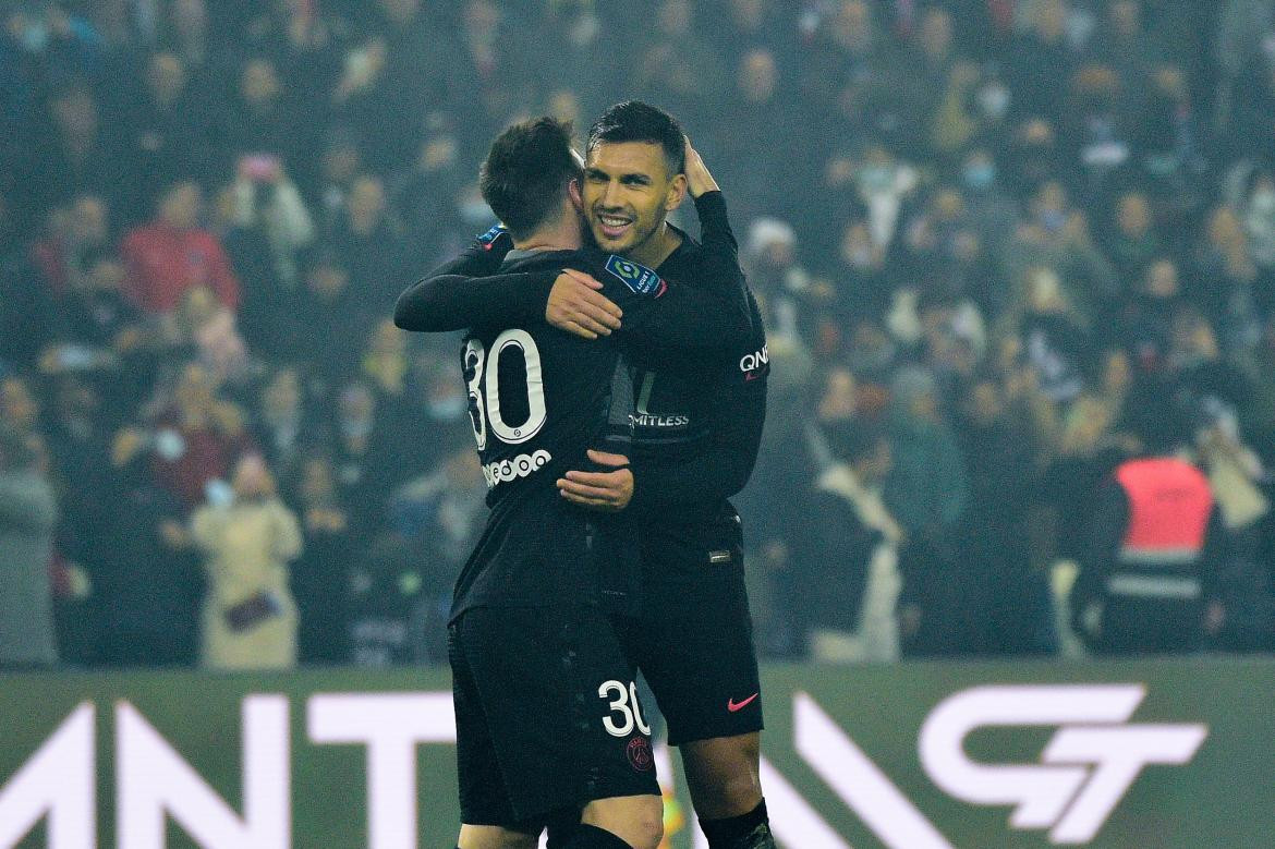 Lionel Messi y Leandro Paredes, PSG, fútbol de Francia. Reuters.