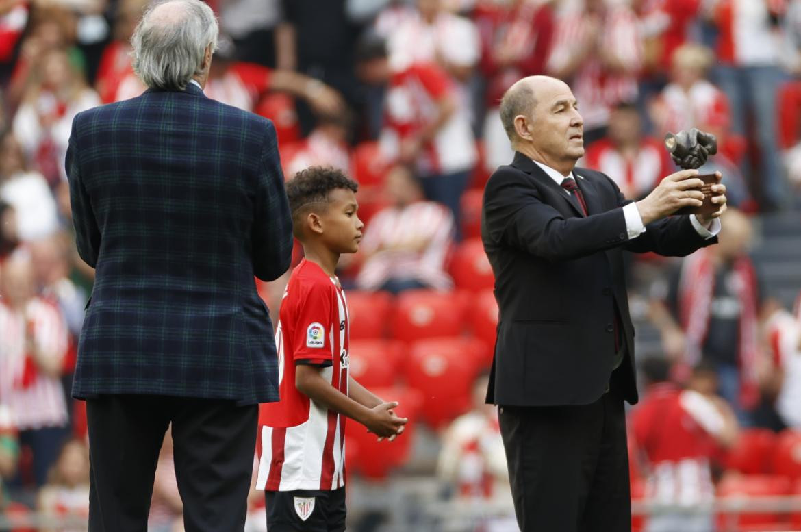 Ricardo Bochini recibió el One Club Man en el estadio de Athletic Bilbao. Foto: EFE.