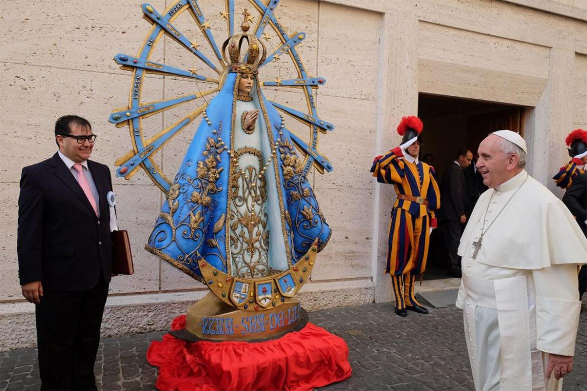 Papa Francisco con la virgen de Luján. Foto: Vaticano