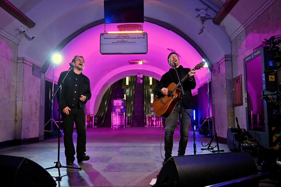 Bono de U2 tocó con su banda en el refugio del subte de Kiev. Foto AFP