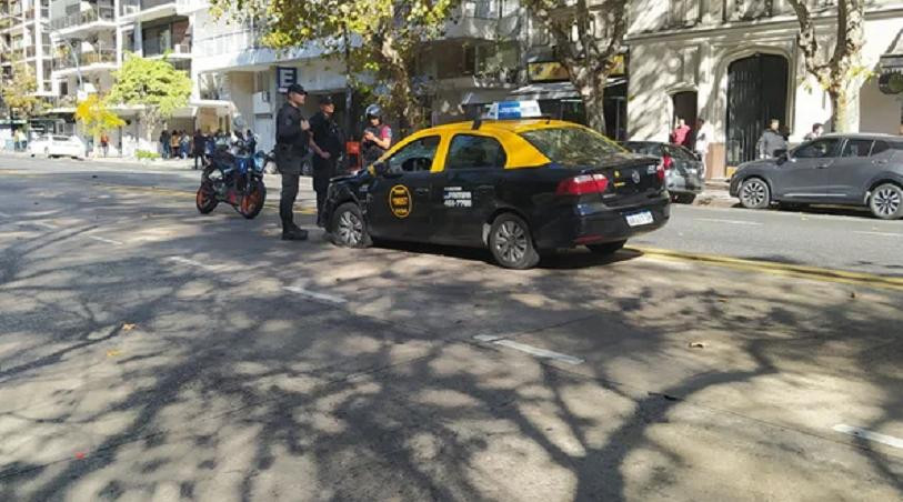 El taxi que embistió a las tres chicas y luego chocó con otros dos autos en Palermo. Foto: Twitter.