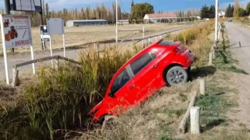 El auto quedó incrustado en un canal de riego al costado de la Ruta 22. Foto: NA.