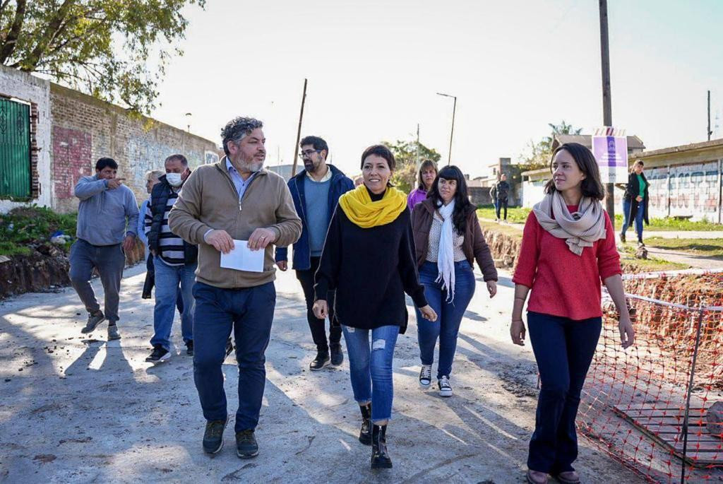 Mayra Mendoza recorrió obras en Ezpeleta. Foto: Prensa.