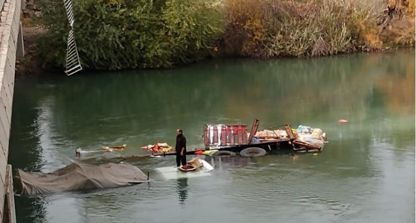 El camión que cayó al río en Cipoletti. Foto: NA.