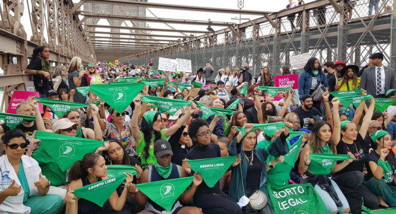 Protesta en Brooklyn de mujeres a favor del aborto. Foto: AFP