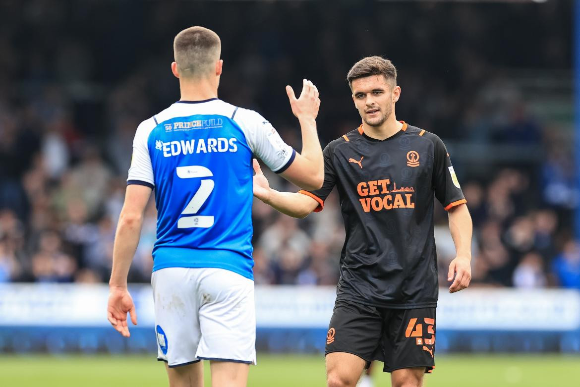 Jake Daniels, futbolista del Blackpool. Foto: REUTERS.