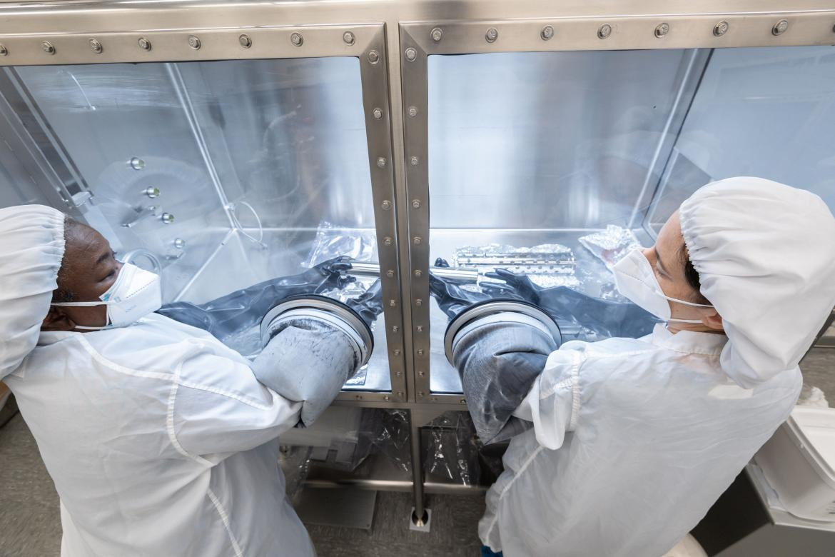 Equipo científico trabajando con muestras de La Luna. Foto: JSC/NASA