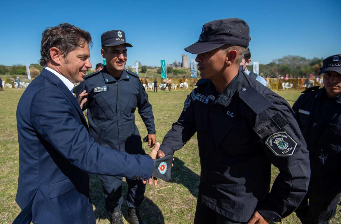 Axel Kicillof junto a policías bonaerenses. Foto: Gobernación PBA.