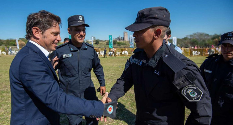 Axel Kicillof junto a policías bonaerenses. Foto: Gobernación PBA.