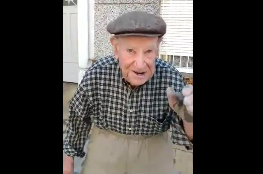 Hombre de 103 años trabajando pese a su elevada edad. Foto: Captura.