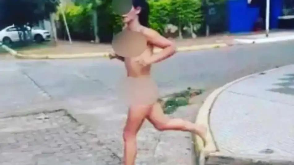 Mujer corriendo desnuda por Corrientes. Foto: captura video.