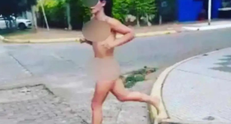 Mujer corriendo desnuda por Corrientes. Foto: captura video.