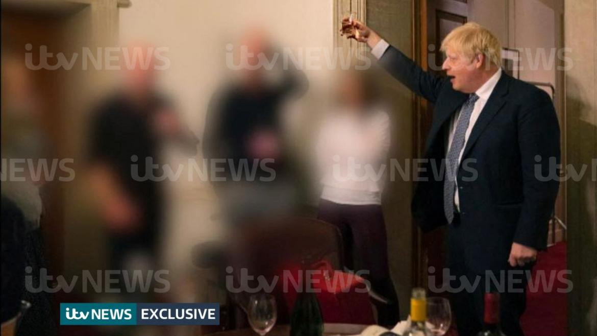 Boris Johnson en una fiesta durante el confinamiento. Foto: ITV News
