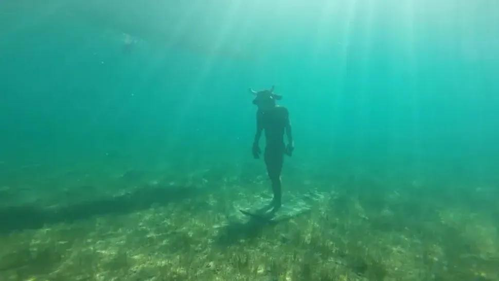 Estatua de minotauro en un lago de Neuquén. Foto: captura video.