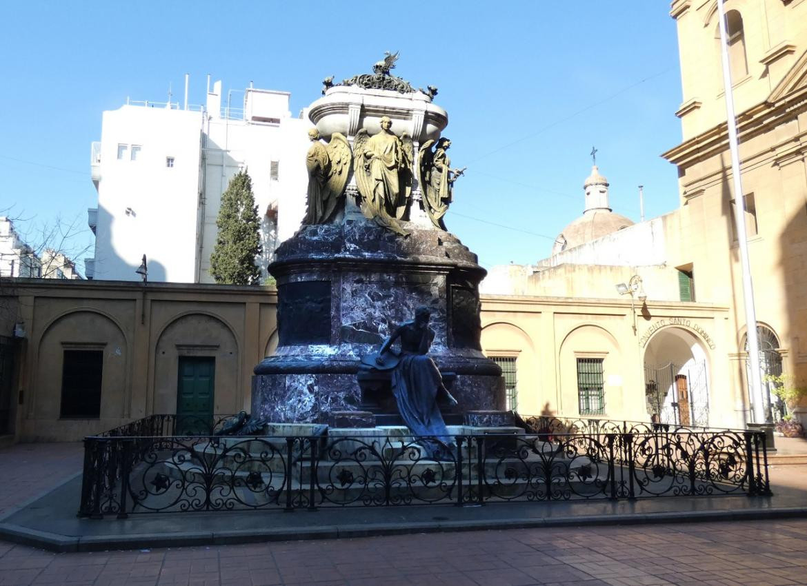 Tumba de Manuel Belgrano en el Convento Santo Domingo. Foto: Wikipedia.