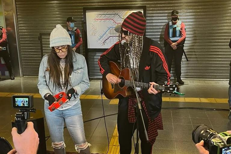 Show sorpresa de Sebastian Yatra y Susana Gimenez en el subte H. Foto: @stellacastro13.