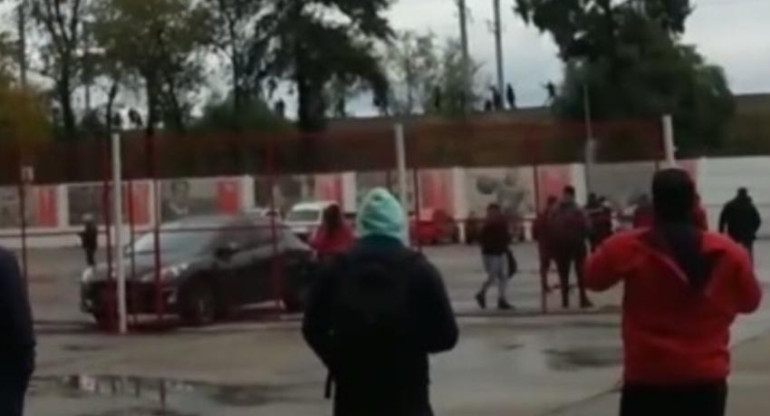 Incidentes de la barra de Independiente con la Policía. Foto: Captura de video.