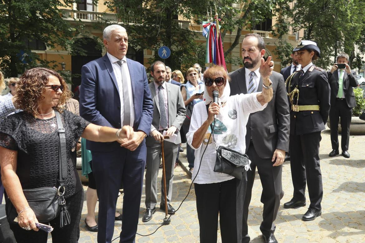 Placa en homenaje a las Madres y Abuelas de Plaza de Mayo en Roma. Foto: EFE.