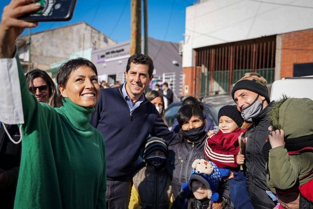 Mayra Mendoza junto a Wado de Pedro en Ezpeleta. Foto: Prensa.