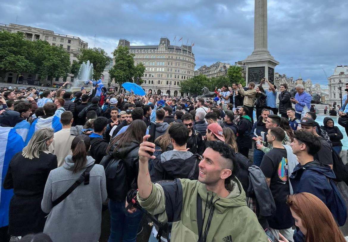 Banderazo argentino en Piccadilly Circus, pleno centro de Londres	