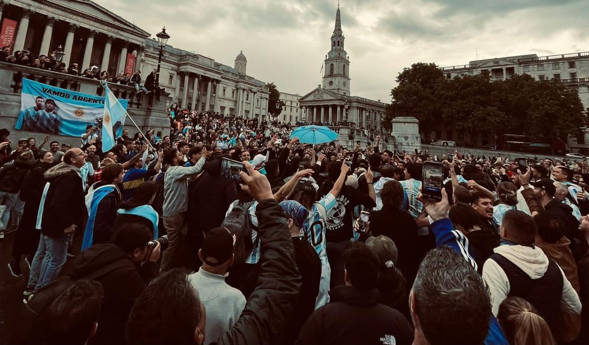 Banderazo argentino en Piccadilly Circus, pleno centro de Londres	