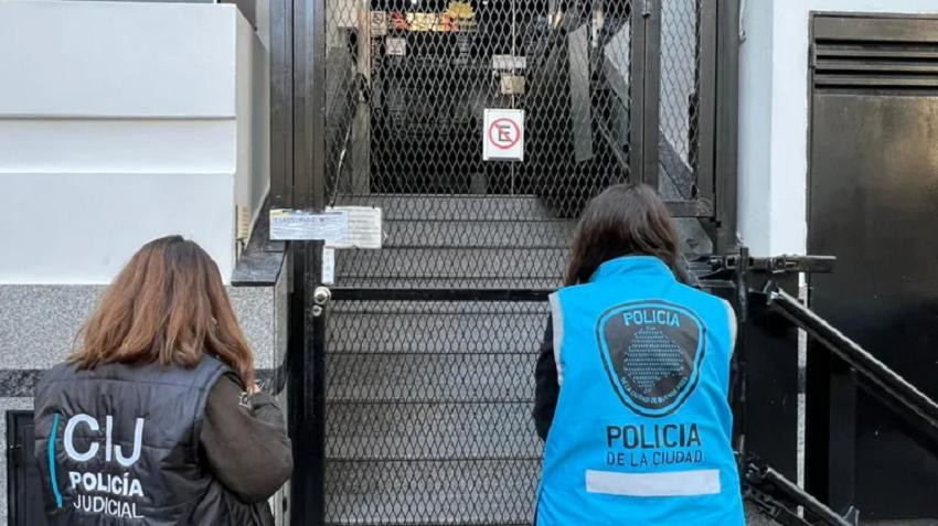 Personal de la Policía porteña y el CIJ instala la faja de clausura. Foto: Policía de la Ciudad.