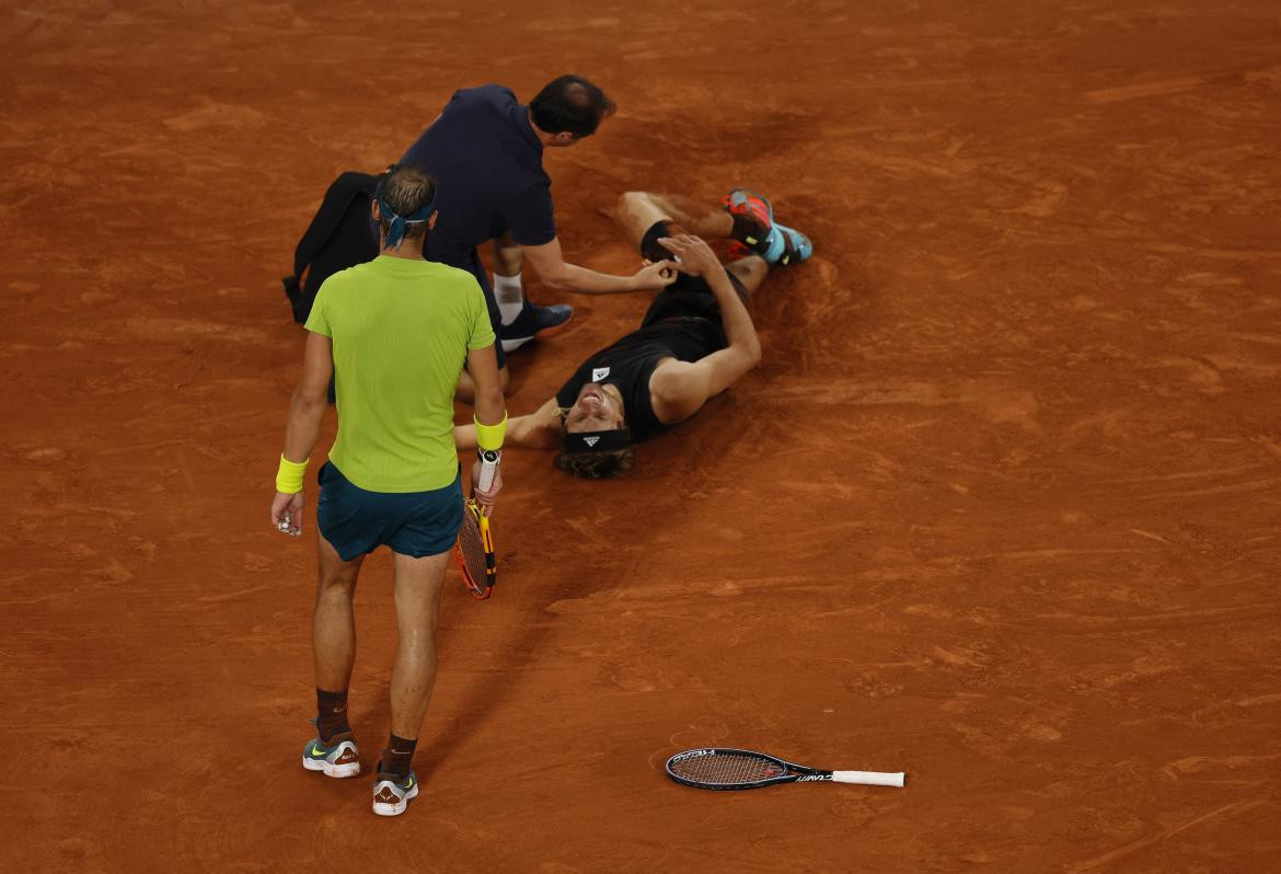 Lesión de Alexander Zverev ante Nadal por Roland Garros. Foto: REUTERS.