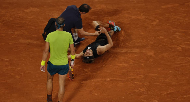 Lesión de Alexander Zverev ante Nadal por Roland Garros. Foto: REUTERS.