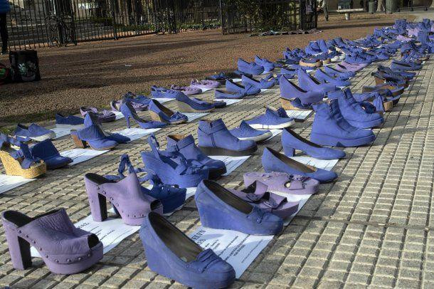 Zapatos frente al Congreso para visibilizar femicidios.