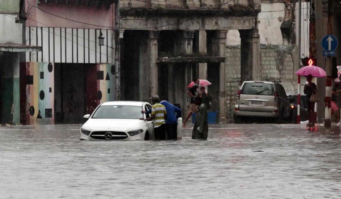 Fuertes lluvias en el occidente cubano por el remanente de Agatha. Foto: EFE.	