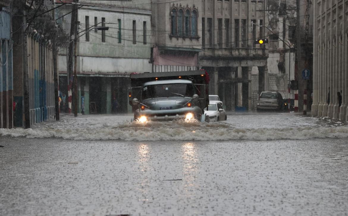 Fuertes lluvias en el occidente cubano por el remanente de Agatha. Foto: EFE.	