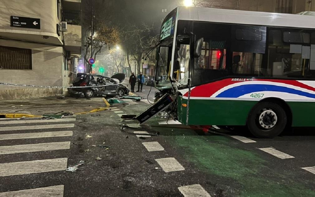 Violento choque entre un colectivo y un auto, NA