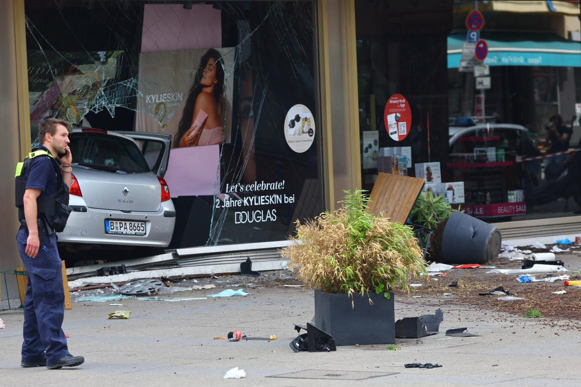 Auto atropelló a peatones en Berlín, Reuters