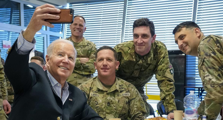 Joe Biden y soldados de Estados Unidos, NA