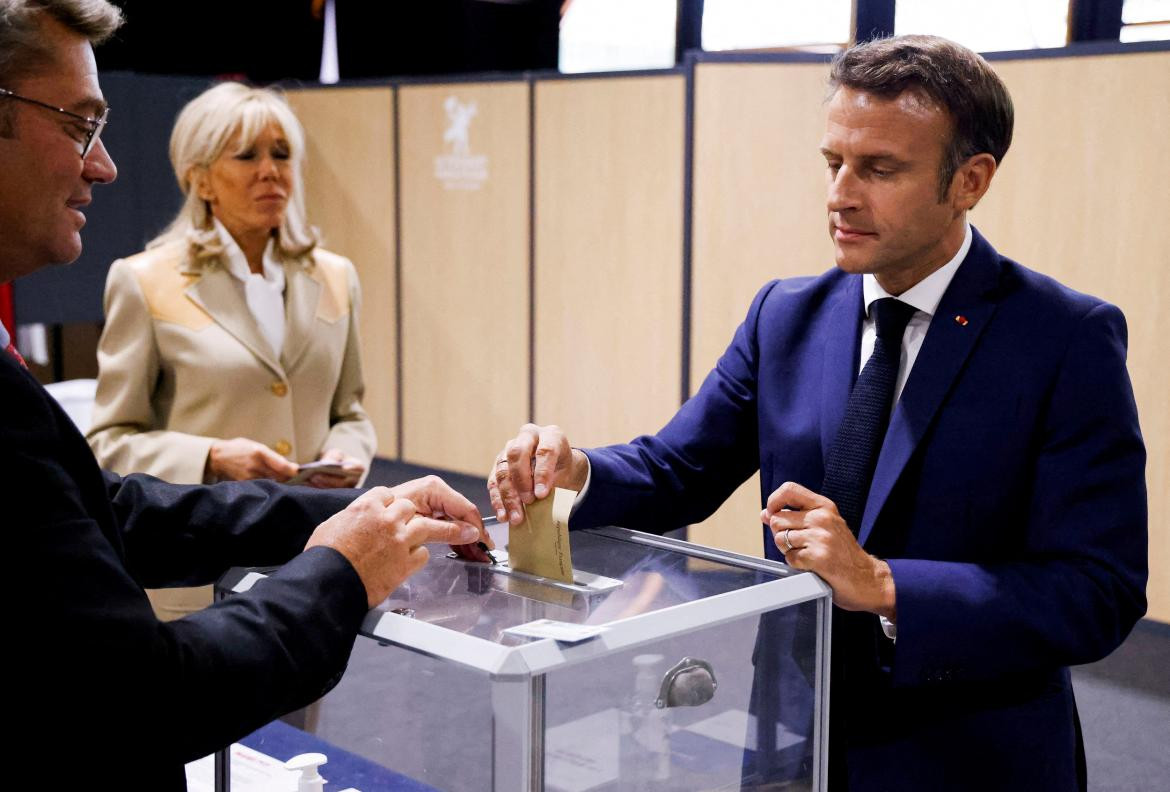 Emmanuel Macron votando en las legislativas en Francia. Foto REUTERS