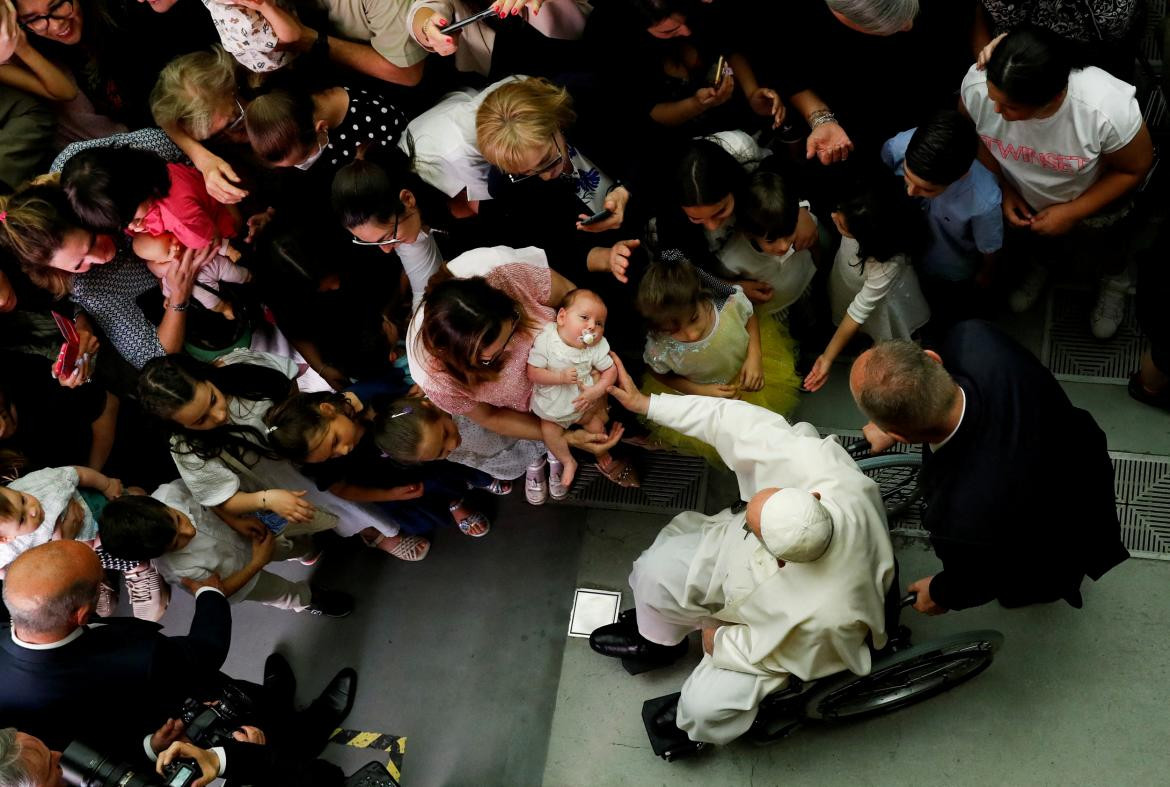 Papa Francisco en silla de ruedas. Foto REUTERS