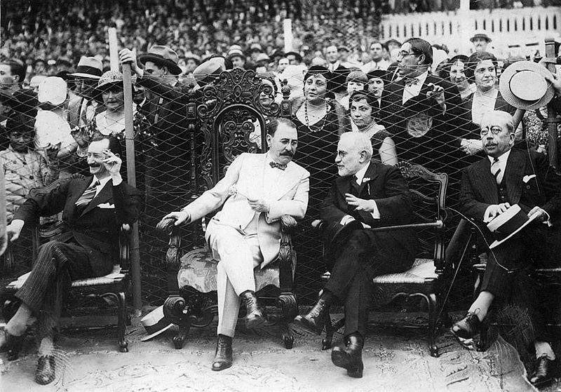 ugones, a la izquierda de Lisandro de latorre y el presidente de facto, José Félix Uriburu. Foto: Archivo General de la Nación.